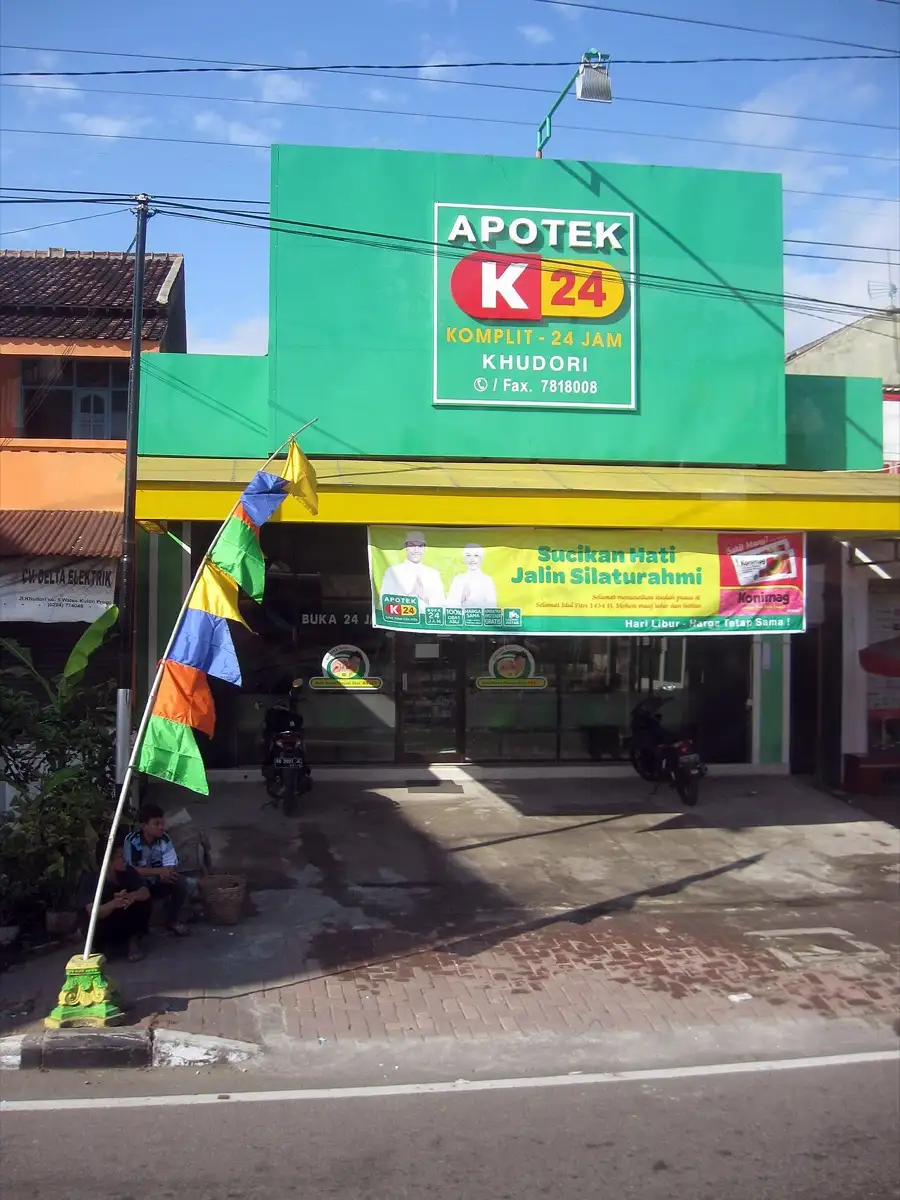 Apotek di Indonesia untuk ilustrasi stok obat dan batch farmasi koperasi.