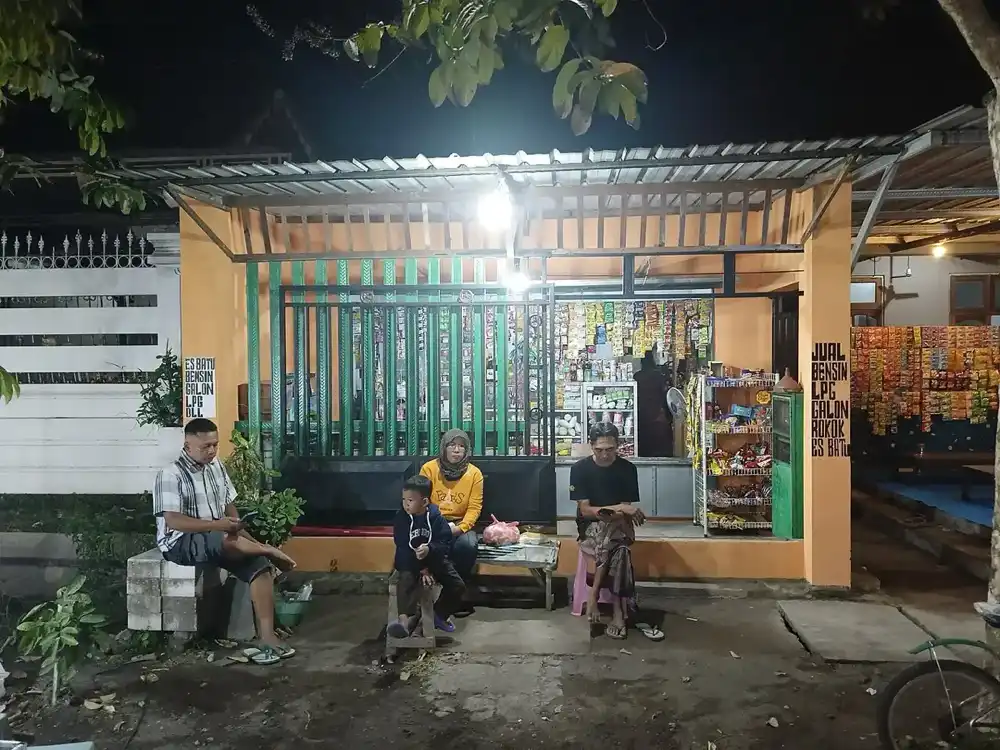 Toko kelontong di Jombang yang mencerminkan etalase toko koperasi.