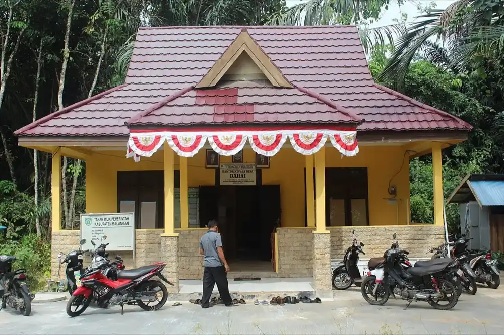 Kantor desa di Balangan untuk ilustrasi administrasi dan pembukuan koperasi.